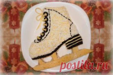 Салат Конек.
2 копченых окорочка, 1 банка консервированных ананасов, 200 гр. твердого сыра, 3 вареных яйца,
горсть жареного фундука, маслины. Окорочка, ананасы, сыр и желтки порезать мелкими кубиками. Фундук измельчить. Все ингредиенты соединить и заправить майонезом. Выложить в форме конька. Сверху уложить тертый белок, оформить маслинами и сыром.