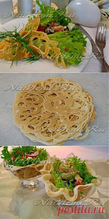 Салат с курицей и помидорами в ажурных блинчиках