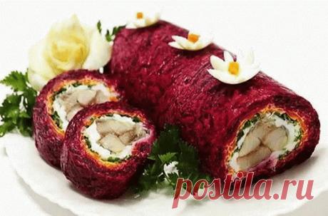 Селедка под шубой рулетом

Надо взять:
Сваренная в кожуре или запеченная свекла – 4 шт
Сваренная в кожуре морковь – 4 шт
Сваренный в кожуре картофель – 2 – 3 штуки
Сваренные вкрутую яйца – 2 штуки
Селедка – 1 средняя
Репчатый лук – 1 небольшая
Майонез – около 100 г
Соль