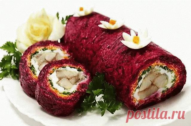 Селедка под шубой рулетом

Надо взять:
Сваренная в кожуре или запеченная свекла – 4 шт
Сваренная в кожуре морковь – 4 шт
Сваренный в кожуре картофель – 2 – 3 штуки
Сваренные вкрутую яйца – 2 штуки
Селедка – 1 средняя
Репчатый лук – 1 небольшая
Майонез – около 100 г
Соль