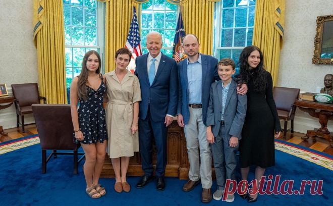 Джо Байден встретился с Владимиром Кара-Мурзой и его семьей в Белом доме. Байден встретился с участником беспрецедентного обмена заключенными между Россией и Западом Владимиром Кара-Мурзой и его семьей