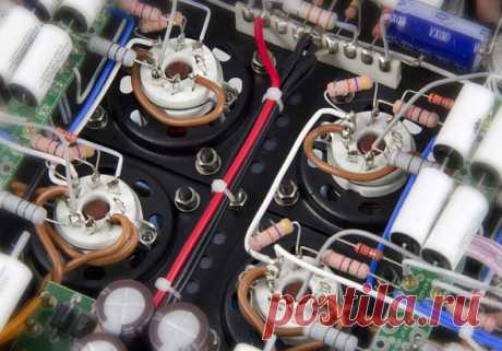 Дискретные элементы и навесной монтаж - это настоящий High End. HP Power Amp - $3899 / $7798pair 
As with all PrimaLuna amplifiers, the DiaLogue Premium HP Series come with a quick-release tube cage, that can be easily removed. The finish of the amplifier is a fine charcoal color with a slight hint of blue metallic. The high gloss finish screams quality. The rear transformer cover is vented to allow heat dissipation.