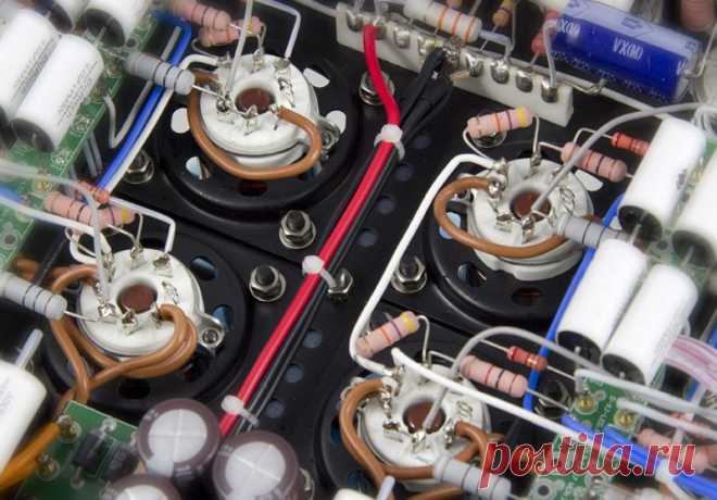 Дискретные элементы и навесной монтаж - это настоящий High End. HP Power Amp - $3899 / $7798pair 
As with all PrimaLuna amplifiers, the DiaLogue Premium HP Series come with a quick-release tube cage, that can be easily removed. The finish of the amplifier is a fine charcoal color with a slight hint of blue metallic. The high gloss finish screams quality. The rear transformer cover is vented to allow heat dissipation.