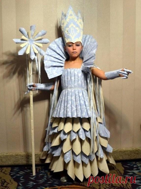 Снежная королева - карнавальный костюм из обоев для новогоднего конкурса.
