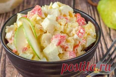 Салат с крабовыми палочками и грушей