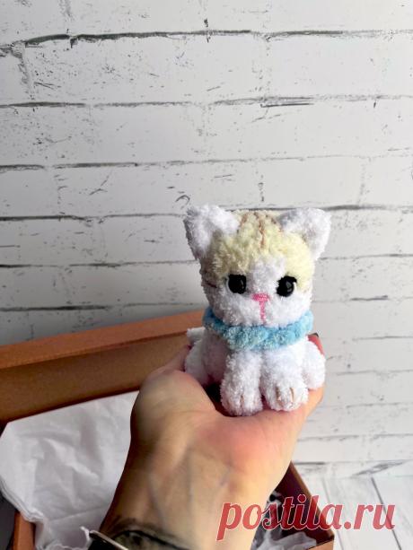 PDF Котята крючком. FREE crochet pattern; Аmigurumi toy patterns. Амигуруми схемы и описания на русском. Вязаные игрушки и поделки своими руками #amimore - маленькие котята, плюшевый котик, кот из плюшевой пряжи, кошка, кошечка, котёнок.