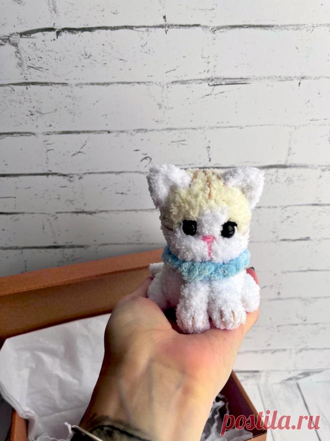 PDF Котята крючком. FREE crochet pattern; Аmigurumi toy patterns. Амигуруми схемы и описания на русском. Вязаные игрушки и поделки своими руками #amimore - маленькие котята, плюшевый котик, кот из плюшевой пряжи, кошка, кошечка, котёнок.