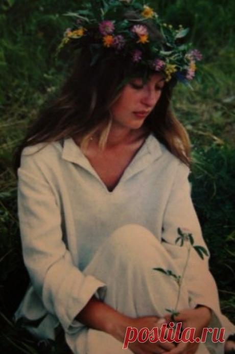 Как дурманяще пахли трава и цветы
В этот вечер, поддёрнутый влагой,
И вздыхали чуть слышно овраги
От такой неземной красоты.

Я сплету ожерелье из трав и цветов
И на гулком речном перекате
Брошу в воду его на закате,
Став владычицею твоих снов.

В ожерелье моём не простые цветы,
Не простая трава — колдовская.
Каждый стебель рукою лаская,
Я вплетала в него пыл мечты.

И шептала в ночи заговоры и ночь
Отвечала мне страстно и звонко
Соловьиною песней и тонкой
Вязью волн, убег...