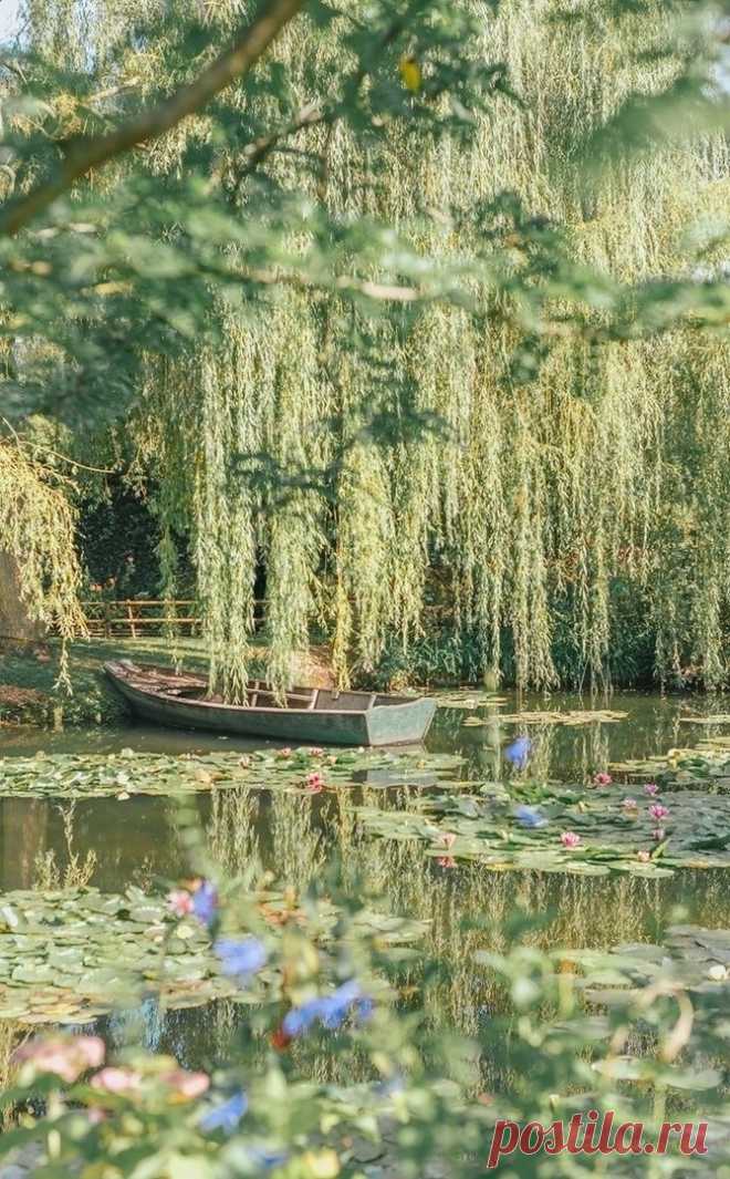 Сад Клода Моне (1840–1926) в Живерни, департамент Эр, Верхняя Нормандия, Франция