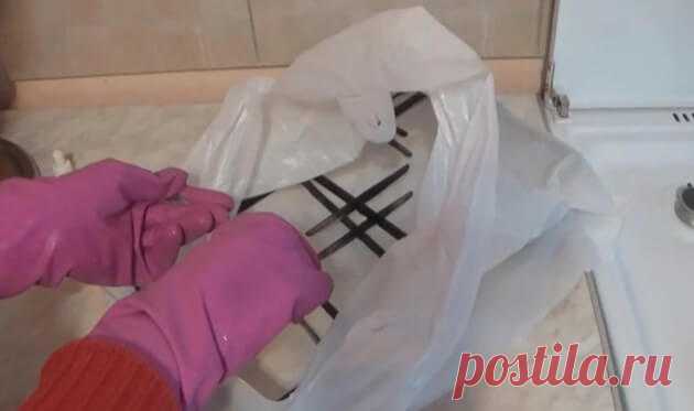 Соседка всегда удивлялась почему через столько лет у меня решётка на плите как новая. Простоте секрета очистки она удивилась! - Готовим дома! Решётку с плиты снимаем и протираем. После натирания решётки содой, растительным маслом и уксусом она заблестела!
