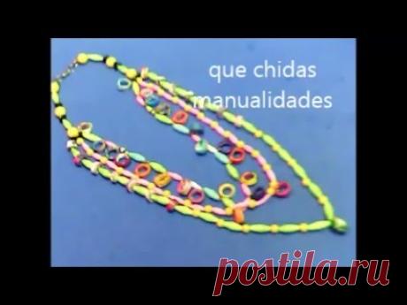un collar reciclando revista y papel-- recycling magazines