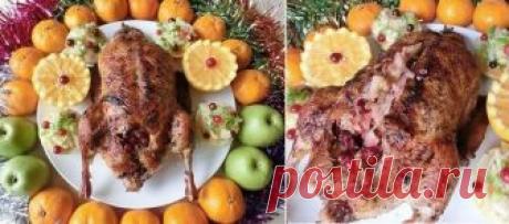 Великолепный «Рождественский» гусь с квашеной капустой и яблоками