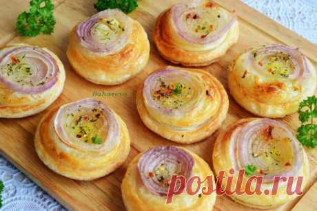 Луковые булочки 
Вы даже представить себе не можете, насколько вкусные получаются булочки! С ними только одна проблема — остановиться просто невозможно. Настоятельно рекомендую! Прекрасно подходят к супу вместо хлеба…