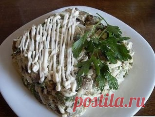 САЛАТ ИЗ БАКЛАЖАНОВ
 4 баклажана,
 4-5 крутых яйца,
 2 небольших луковицы,
 майонез по вкусу,
 соль, 
 сахар,
 масло для жарки
1.Баклажаны режем соломкой,лук полукольцами. 
2.Баклажаны посыпаем солью и оставляем на 15 минут,чтобы стекла горечь
3.Лук необходимо замариновать,для этого обдаем его кипятком,через пару минут воду сливаем.
Добавляем 1 ст.л.сахара и 4 ст.л. столового (я беру яблочный) уксуса,заливаем кипятком (50-70мл),накрываем и даем настояться.
4.Баклажаны обжариваем на растительно