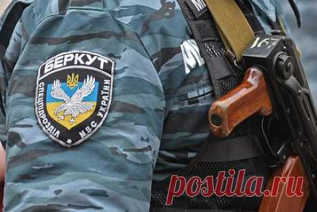 Украина предъявила новые обвинения экс-командирам «Беркута». На Украине предъявлены новые обвинения экс-офицерам подразделения милиции специального назначения (ПМОП) «Беркут», находившимся в подчинении городского управления Министерства внутренних дел (ГУ МВД) Киева. Об этом заявило Государственное бюро расследований Украины в социальных сетях.