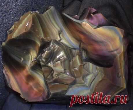 Радужный обсидиан.
Минерал необычайной красоты, обладающий невероятными оттенками и узорами. В соответствии с легендой свое название камень получил, благодаря Обсидию, который привез его в Рим.
#Фирдаус_Батдалова
#имитациякамней #декупаж #шкатулки_из_камней