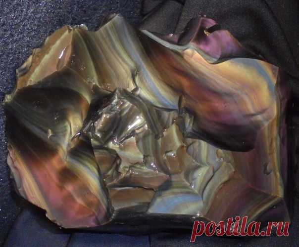 Радужный обсидиан.
Минерал необычайной красоты, обладающий невероятными оттенками и узорами. В соответствии с легендой свое название камень получил, благодаря Обсидию, который привез его в Рим.
#Фирдаус_Батдалова 
#имитациякамней #декупаж #шкатулки_из_камней