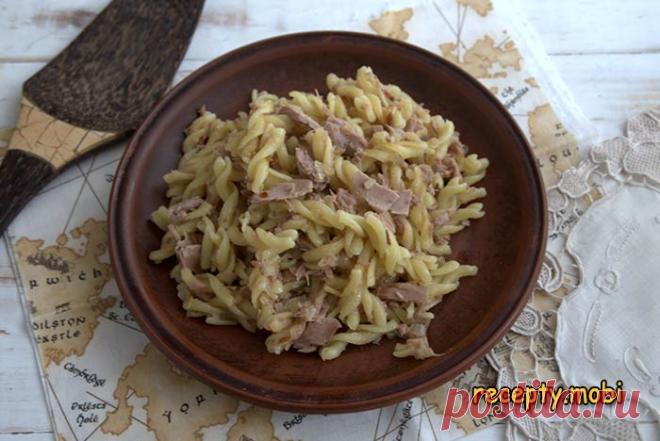 Макароны с тунцом консервированным и луком

✅Ингредиенты 
тунец консервированный – 1 банка; 
макароны – 250 граммов; 
соль – по вкусу; 
масло для жарки – 2 ст.л; 
щепотка чили; 
лук – 0,5 шт.