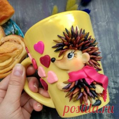 НОВАЯ КРУЖКА😉
.
.
Кто помнит еще советские мультфильмы?😎Очень добрые и всегда поучительные🤗
Какие герои запомнились Вам?
Я часто вспоминаю Ёжика🐾 Да-да, именно доброго и мудрого ёжика.Только он мог спастись от хитрой лисы.
Ох,вдохновил меня это герой. Решила сделать кружечку с ним.
Поэтому, если вы тоже любите этих колючих ребят, то эта кружка  special for you👉 Только посмотрев на на нее, хочется улыбаться и....пойти в лес🌲, набрать ягод и грибочков🍎🍒🍄) Кружка ста...