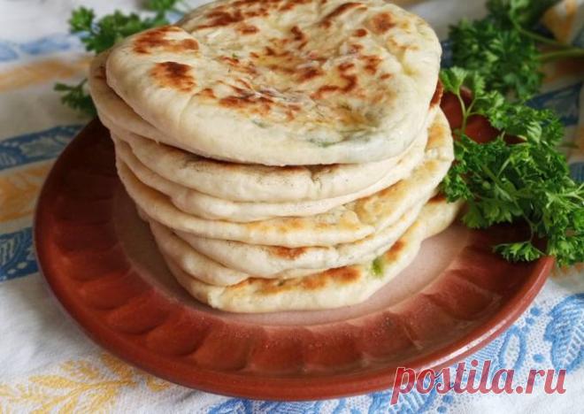 (15) Лепёшки с зеленью и сыром из дрожжевого теста, приготовленные на сковороде - пошаговый рецепт с фото. Автор рецепта Наталья Безмен 🏃‍♂️ . - Cookpad