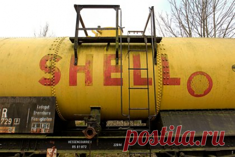 Европейский нефтяной гигант собрался продать долю в российском проекте. Британско-нидерландский нефтяной гигант Shell собирается продать «Газпром нефти» долю в совместном предприятии Salym Petroleum Development, говорится в отчете европейской компании. Соответствующие документы были подписаны в конце декабря, теперь ожидается разрешение российских властей.