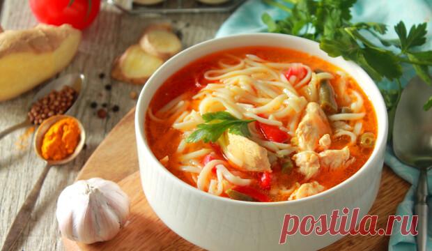 Тибетский суп Тхукпа с курицей . >>>Куриное филе - 350 г==Капуста свежая - 100 г==Фасоль зеленая стручковая - 150 г==Помидоры - 2 шт.==Перец сладкий - 100 г==Спагетти тонкие - 150 г==Масло растительное - 4 ст. л.==Соевый соус - 2 ст. л.==Имбирь - 15 г==Куркума - 1 щепотка==Кориандр - 1 щепотка==Морковь - 1 шт.==Лук репчатый - 1 шт.==Соль - 1 щепотка==Вода - 2 л==Чеснок - 3 зубчика==Чили молотый - 1 щепотка