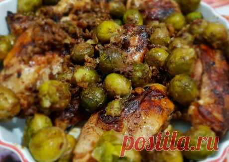 Брюссельская капуста с грецким орехом и курицей  медово-соевом соусе
