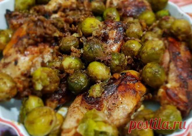 Брюссельская капуста с грецким орехом и курицей  медово-соевом соусе