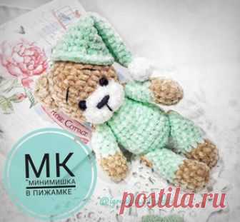 Минимишка в пижамке амигуруми. Схемы и описания для вязания игрушек крючком! Бесплатный мастер-класс от Полины Семенчук по вязанию плюшевого мишки в пижаме крючком. Высота вязаного медвежонка примерно 19 см. Для изготовления зе…