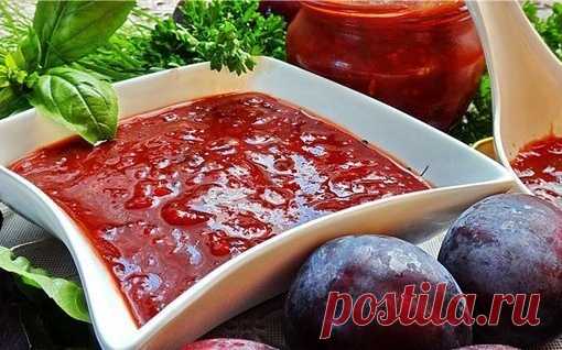 Ароматная, пряно-острая,со сладко-соленым вкусом и фруктовой ноткой аджика отлично подходит к мясным блюдам и птице, хорошо сочетается с рисом и макаронами.

Вам потребуется:

2 кг сливы          
200 г чеснока (5-6 головок среднего размера)
2-3 стручка горького перца (по вкусу)
1 кг сладкого перца (желательно красного цвета)
по большому пучку зелени укропа, петрушки, фиолетового и зеленого базилика и листьев тархуна (эстрагона)
2-2,5 ст.ложки соли (по вкусу)
70-100 г саха...