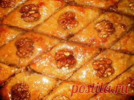 Пахлава

Тесто: мука 250-300 гр., щепотка соли, топлёное масло 0,5 ст., яйцо, сух.дрожжи 1 ч.л., молоко 0,5-1 ст, 0,5 ч.л. сахар.песка. Сделать опару (в чашку налить немного молока, добавить 0,5 ч.л. сах.песка, дрожжи, 1 ст.л. муки), поставить в теплое место, до поднятия шапки. Всыпать в чашку остальную муку, положить топлёное масло, соль, яйцо, опару и вливать постепенно тёплое молоко.
Показать полностью…