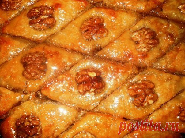 Пахлава

Тесто: мука 250-300 гр., щепотка соли, топлёное масло 0,5 ст., яйцо, сух.дрожжи 1 ч.л., молоко 0,5-1 ст, 0,5 ч.л. сахар.песка. Сделать опару (в чашку налить немного молока, добавить 0,5 ч.л. сах.песка, дрожжи, 1 ст.л. муки), поставить в теплое место, до поднятия шапки. Всыпать в чашку остальную муку, положить топлёное масло, соль, яйцо, опару и вливать постепенно тёплое молоко.
Показать полностью…