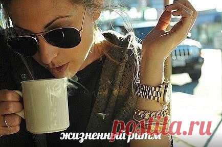 случилось утро.
ну как, случилось...
часы сказали - и вот встаешь.
за дверью — холод, фонарь сутулый
уткнулся в сумрак, как в масло - нож.
сердито чайник ворчит, вскипая,
зевают чашки, вскочив на стол.
и ты сидишь, бесконечно хмурый,
уткнувшись взглядом куда-то в пол.

летят грачи...
или как там было?
стишок из детства опять не впрок:
застряло солнце в какой-то туче,
весна не может открыть замок.
февраль надулся, как старый филин,
кряхтит морозом, гоняя снег,
и ты невольно...
