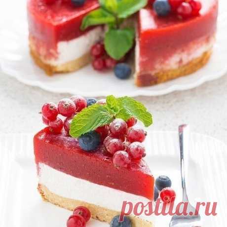 Торт-чизкейк с клубничным желе

Для основы:
175 г отварного нута
25 г клубничного протеина
2 белка
8 г сахарозаменителя фит-парад

Для творожного слоя:
250 г обезжиренного гладкого творога
200 г 3% филадельфии (можно брать творог)
1 желток
10 г кокосовой муки (можно заменить кукурузным крахмалом)
10 г фит-парада

Для желе:
300 г клубники (можно замороженную)
11 г желатина
Ванильный экстракт
10 г фит-парада

1. Для основы все компоненты измельчить блендером до однородности,...