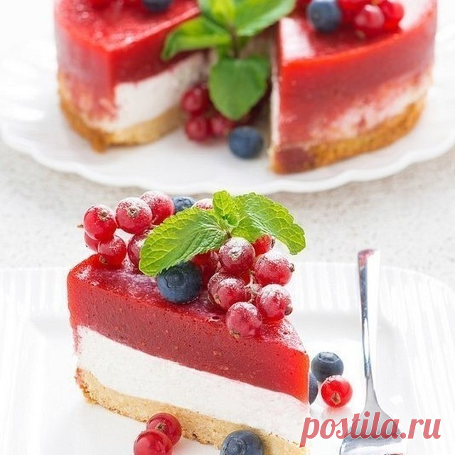 Торт-чизкейк с клубничным желе

Для основы:
175 г отварного нута
25 г клубничного протеина
2 белка
8 г сахарозаменителя фит-парад

Для творожного слоя:
250 г обезжиренного гладкого творога
200 г 3% филадельфии (можно брать творог)
1 желток
10 г кокосовой муки (можно заменить кукурузным крахмалом)
10 г фит-парада

Для желе:
300 г клубники (можно замороженную)
11 г желатина
Ванильный экстракт
10 г фит-парада

1. Для основы все компоненты измельчить блендером до однородности,...