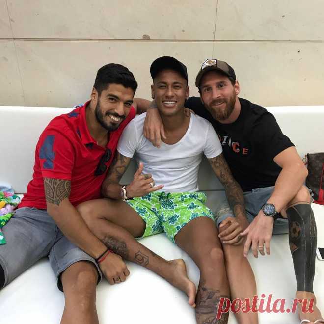 Публикация Leo Messi в Instagram • Авг 22 2017 в 5:08 UTC 1.6 млн отметок «Нравится», 30.6 тыс. комментариев — Leo Messi (@leomessi) в Instagram: «Volvió  @3gerardpique 😂😂😂»