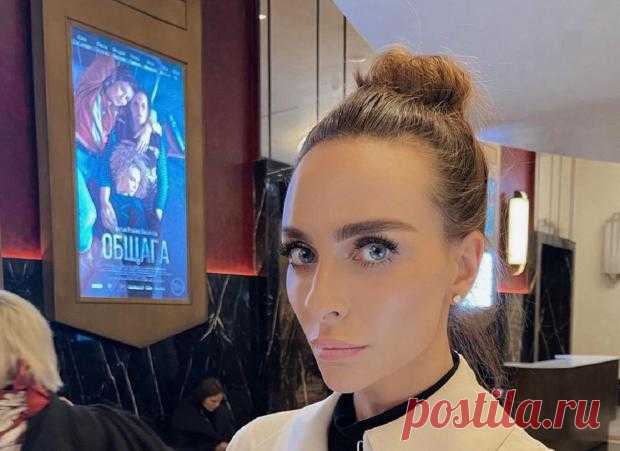 "Мы очень скучаем": Екатерина Варнава оценила шанс возвращения шоу "Камеди Вумен" на ТВ Телеведущая Екатерина Варнава в интервью изданию «Teleprogramma.pro» заявила, что не скучает по проекту Comedy Woman, который она покинула весной прошлого года.
По ее словам, она давно не участвовала в кастингах и не пыталась вернуться.
Показать полностью...
Однако, Варнава призналась, что очень сильно скучает по своим коллегам из Comedy Woman.
«Мы действительно очень скучаем...