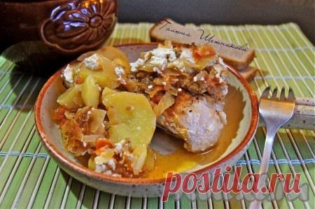 Курица с картошкой и квашеной капустой в горшочках - рецепт с фото Курица с картошкой и квашеной капустой в горшочках - простое блюдо, с малым набором продуктов, но от этого не менее достойное. В этих чудо-горшочках еда получается наивкуснейшая. Готовить будем в 2 горшочках, емкостью 900 мл.