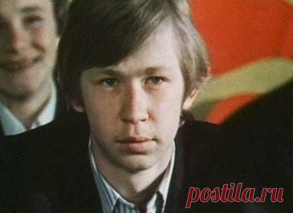 Звёздная роль и десять лет скитаний. Андрей Гусев Очень часто бывает так: артист в раннем возрасте начал карьеру, почувствовал вкус популярности, а потом не сумел удержаться на пьедестале славы. У Андрея Гусева творческая жизнь началась в двенадцать …