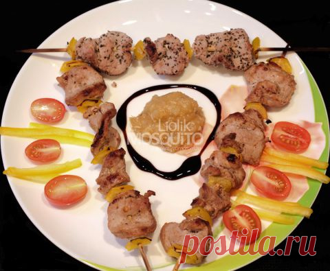ШАШЛЫЧКИ ПОД ОСТРЕНЬКИМ ЯБЛОЧНЫМ СОУСОМ