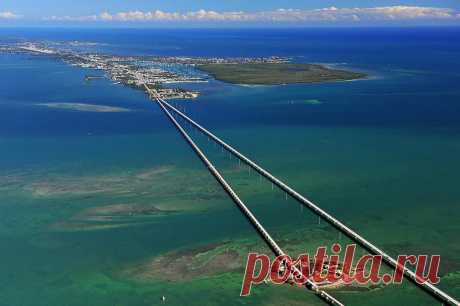 Водный путь.  Любите ли вы океан так, как его любят создатели Overseas Highway, построенной прямо над Атлантикой? Очевидцы утверждают — создается ощущение, будто едешь по бескрайней водной глади. | Пристегните ремни: самые волнующие дороги мира • НОВОСТИ В ФОТОГРАФИЯХ