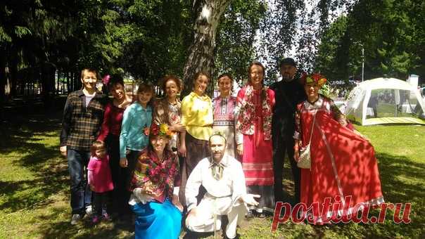 В том году по ичальности встретила их. Мне понравилось очень сильно сначала заставляла маму сходить на хоровод, а сегодня снова встретила их