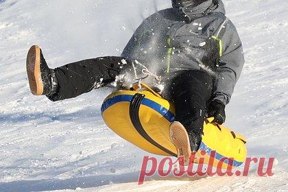 Россиянка решила покататься на тюбинге и сломала позвоночник. В Красноярске женщина во время катания на тюбинге сломала позвоночник. О случившемся сообщается на сайте Красноярской межрайонной клинической больницы скорой медицинской помощи имени Карповича. Там сообщается, что женщина пострадала во время спуска с горы на тюбинге: она вылетела из него.