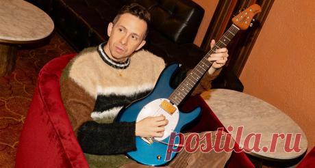 Новая модель Sterling by Music Man получила два хамбакера, характерный корпус и набор практичных деталей для сценической игры.