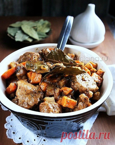 Вкусный гуляш из свинины с овощами, грибами и черносливом