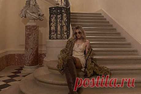 Дочь Майкла Джексона снялась в прозрачном наряде и порадовала фанатов. Американская актриса и дочь покойного музыканта Майкла Джексона Пэрис снялась в откровенном образе и порадовала фанатов. Так, звезда опубликовала серию фото, на которых она позирует в кружевном платье-комбинации, сидя на лестнице. На размещенных кадрах видно, что верх наряда просвечивает ее обнаженную грудь.