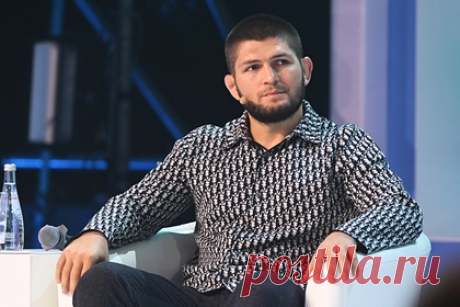 Нурмагомедов представил бой с Макгрегором без судьи. Российский боец смешанного стиля (MMA) Хабиб Нурмагомедов описал свои чувства во время поединка с ирландцем Конором Макгрегором. Россиянин считает, что Херб Дин спас Макгрегора. «Помните тот захват? Представьте тот же бой без рефери. Как Конор выберется из того захвата? Никак. Он бы умер», — заявил Нурмагомедов.