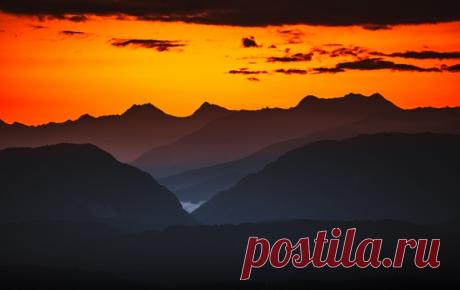 Рассвет над Кавказским хребтом из Сочи. Снимал Илья Бунин. Яркого дня!