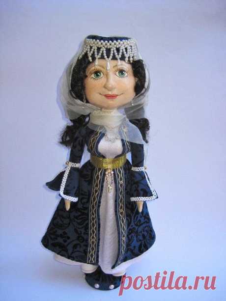 Персонализированные Еврейская девушка кукла Мягкая скульптура ручной работы ткань кукла с ручной росписью лица, Звезда Давида, Текстильная кукла эксклюзивная идея подарка Персонализированная Еврейская девушка кукла, мягкая скульптура ручной работы кукла, ручная роспись лица акриловыми красками. Лицо тряпичной куклы покрыто акриловой грунтовкой. Сшит из бязи, наполнен синтетическим гипоаллергенным наполнителем. Высокое качество волос kanekalon, вы можете расчесывать и делать ее волосы. Рост