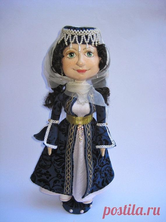 Персонализированные Еврейская девушка кукла Мягкая скульптура ручной работы ткань кукла с ручной росписью лица, Звезда Давида, Текстильная кукла эксклюзивная идея подарка Персонализированная Еврейская девушка кукла, мягкая скульптура ручной работы кукла, ручная роспись лица акриловыми красками. Лицо тряпичной куклы покрыто акриловой грунтовкой. Сшит из бязи, наполнен синтетическим гипоаллергенным наполнителем. Высокое качество волос kanekalon, вы можете расчесывать и делать ее волосы. Рост